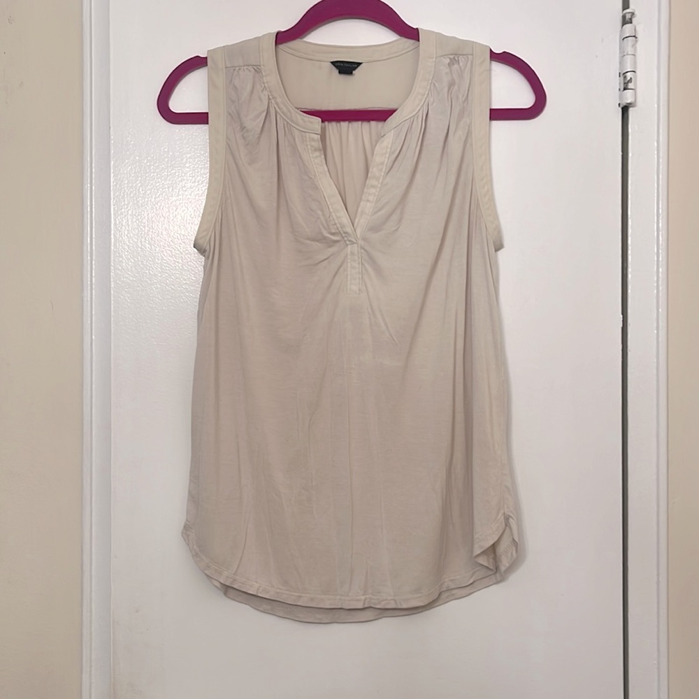 Ann Taylor size XS loose fitting off-white cream color sleeveless split neck top